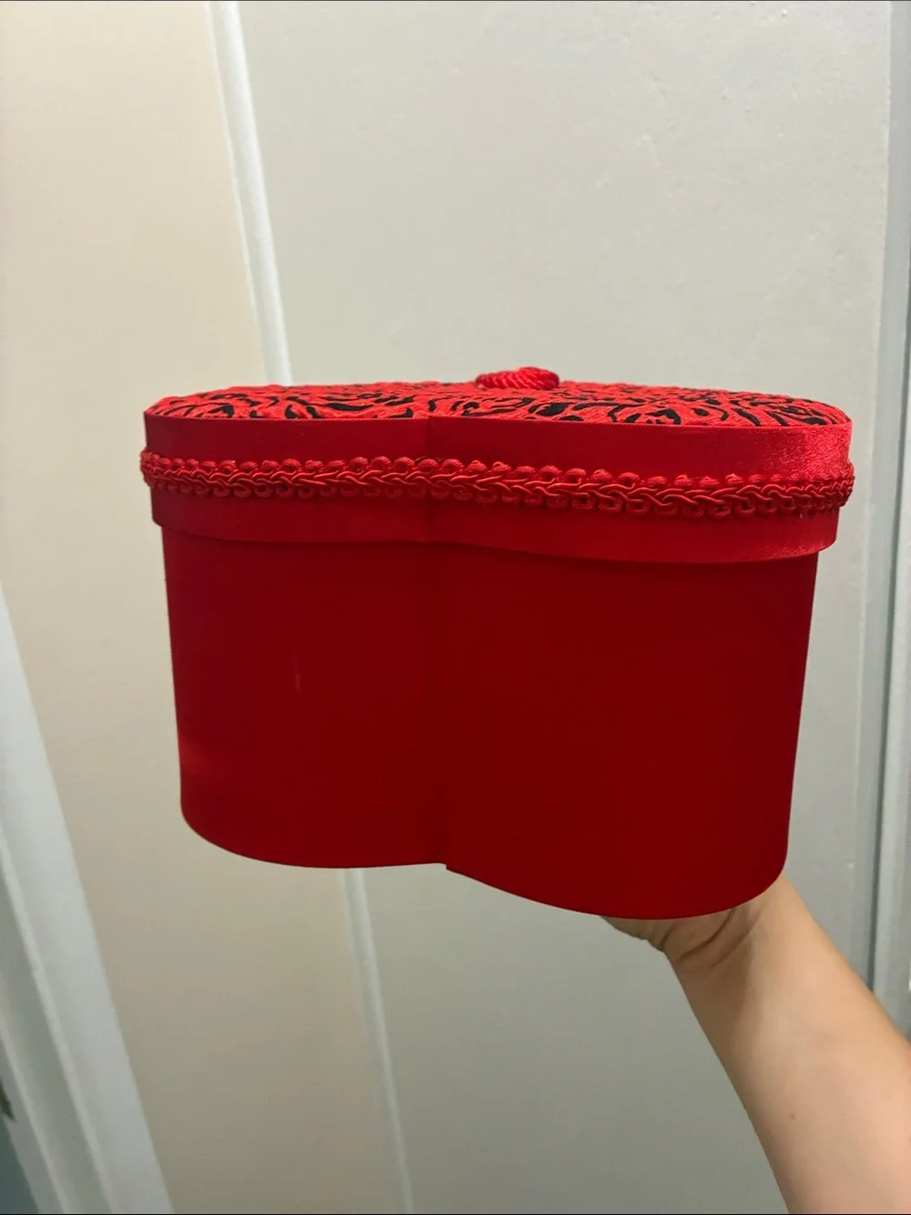 VTG Elegant Heart-Shaped Red Satin Jewelry Hat Lingerie Keepsake Box with Tassel